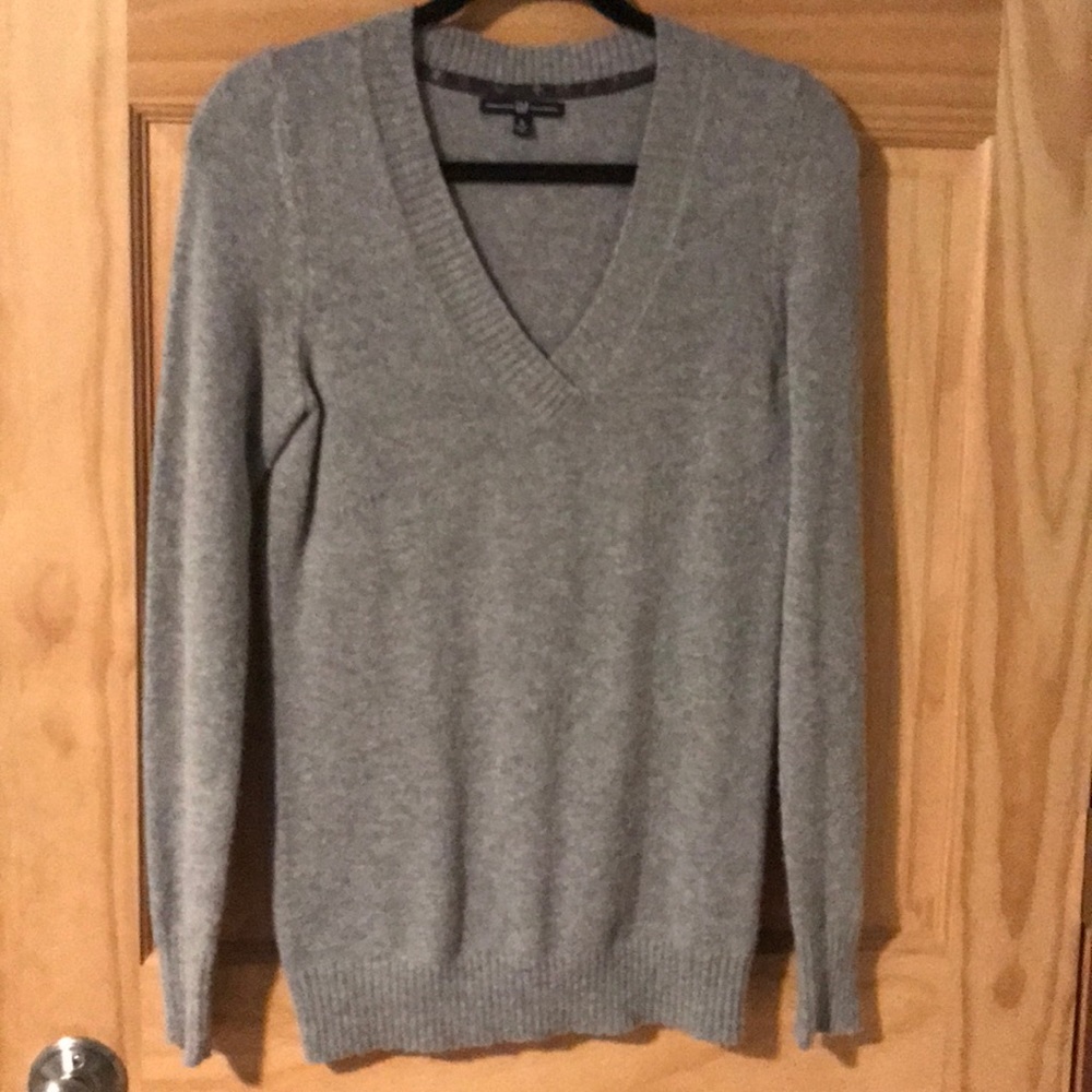 Gap gray V neck sweater size Small